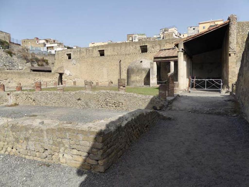 VI.5, Herculaneum. October 2014. Central Baths, doorway leading to open-exercise area, at front of photo. Photo courtesy of Michael Binns.